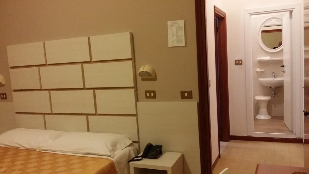 Hotel La Falena Cervia Exterior foto