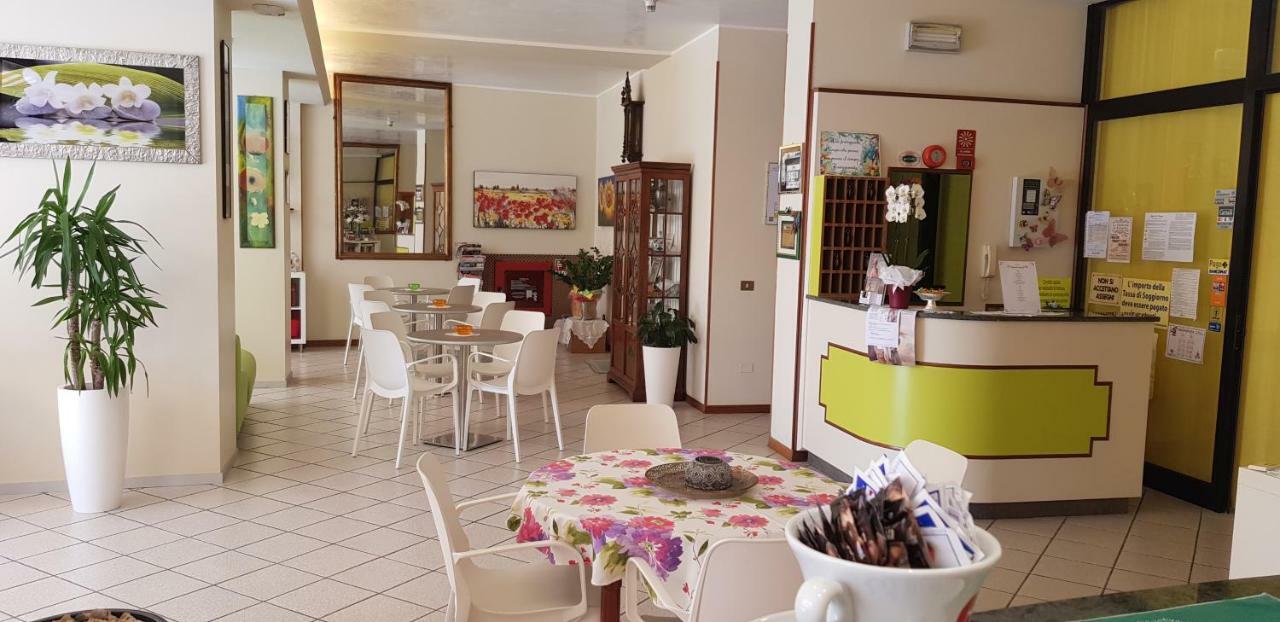 Hotel La Falena Cervia Exterior foto